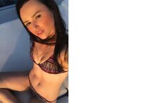 Mulher de biquíni posa para foto