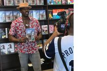 Autor divulga o livro 