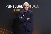 Jorge Jesus surge com uma gatinha no centro de treinos do Al Nassr