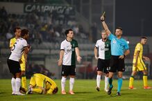 Árbitro mostra cartão amarelo durante o jogo Paços de Ferreira - Sporting