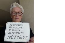 Glenn Close protesta contra autocratas, oligarcas e reis.
