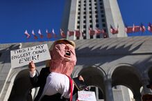 Protesto em Hollywood contra Trump com cartaz sobre multidões