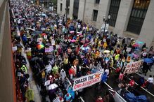Protesto contra Trump com cartazes como 
