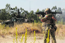 Militares treinam com lança-foguetes, em cenário que simula a campanha na RCA