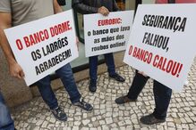 Clientes lesados manifestam-se contra o Eurobic, após fraudes de milhares de euros