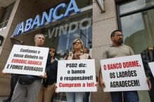 Clientes lesados do Eurobic manifestam-se em Lisboa após fraude