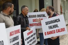Clientes protestam contra o Eurobic por alegadas fraudes e falta de apoio
