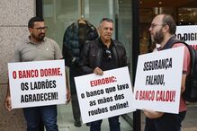 Clientes protestam contra o Eurobic após alegadas fraudes