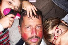 Afonso Pimentel maquilhado pelas filhas em momento de brincadeira