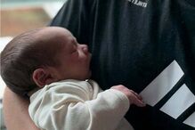 Ricardo Martins Pereira apresenta o seu filho recém-nascido, Manuel