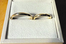 O comentador e Ana celebram a união com a troca de alianças.
