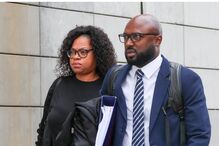 Mulher de Odair Moniz e advogado à chegada ao Tribunal de Sintra 