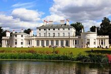 Royal Lodge, local onde o príncipe André reside, é foco de atenção sobre a origem da sua fortuna