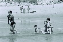 Francisco Balsemão na praia com os filhos em 1971