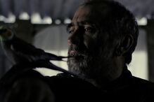 Homem e ave numa cena do filme 