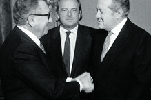 Balsemão, Kissinger e político em reunião. Legado de liberdade e inovação