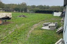 Blocos de cimento junto a edifício com relvado e árvores