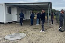 Grupo de pessoas junto a instalações modulares, com um militar da GNR presente