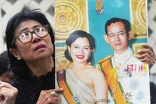 Mulher presta homenagem ao falecido rei Bhumibol Adulyadej da Tailândia