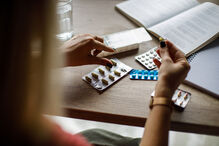 Medicamentos fora do prazo? Descubra como gerir a farmácia lá de casa sem riscos