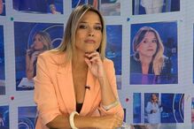 Apresentadora num estúdio de televisão analisa informação para o programa