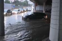 Condutores retirados de rotunda em Oeiras devido a inundação súbita provocada pela chuva 