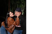 Um casal sorri enquanto posa para a foto