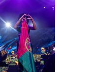 Artista mostra a bandeira de Portugal e faz um coração com as mãos