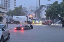 Chuva intensa chega a Faro e deixa ruas inundadas, estradas alagadas e carros praticamente submersos