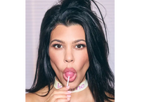 Kourtney Kardashian posa com um chupa-chupa