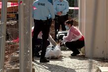 GNR e equipa médica no local onde um homem foi esfaqueado e morreu em Almada