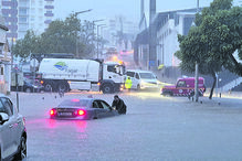 Veículos ficaram imobilizados com a subida da água junto à Rua de São Luís