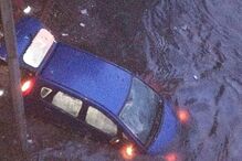 Carro fica praticamente submerso após despiste na VCI no Porto. Estrada está alagada