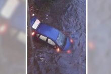 Carro fica praticamente submerso após despiste na VCI no Porto. Estrada está alagada