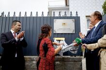 A embaixadora da Palestina em Portugal, Rawan Sulaiman, durante a cerimónia de troca da placa de 