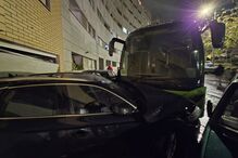 Autocarro desgovernando abalroa carros em Bragança