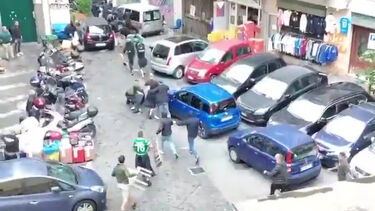 Voaram cadeiras e garrafas: imagens dos confrontos entre ultras do Sporting e do Nápoles