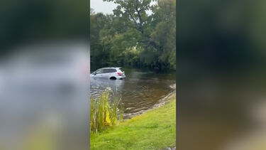 Polícia de imigração publica vídeo a gozar com mulher que viu o carro afundar-se num lago quando protestava contra detenções