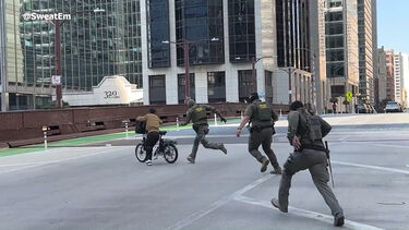 Agentes da fronteira perseguem ciclista enquanto este grita: «Não sou cidadão americano»