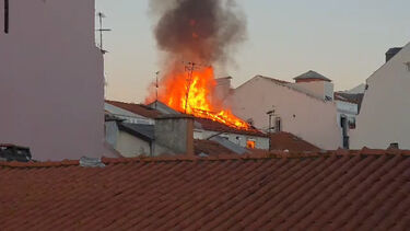 Incêndio consome habitação em Lisboa 