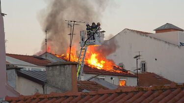 Bombeiros Sapadores combatem incêndio habitacional perto do Parlamento