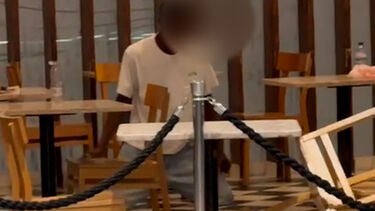 O momento em que PSP imobiliza homem que partia copos e meses no Aeroporto de Lisboa 