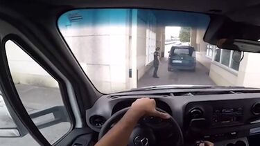 Estafeta de entregas grava 'TikTok' em cadeia feminina 