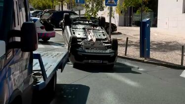 Casal de idosos ferido em capotamento em Benfica