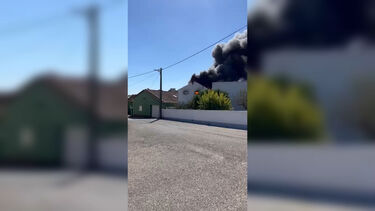 Incêndio consome armazém na Lourinhã