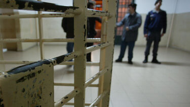 Visita sem uma perna mete telemóveis nas cadeias