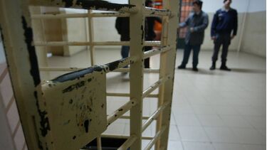 Reclusa transexual de Santa Cruz do Bispo deixa guarda prisional ferido em estado grave