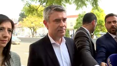 Carneiro volta a apelar ao voto na chegada ao Largo do Rato para acompanhar a noite eleitoral
