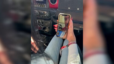 “Vocês estão a voltar para casa”: momento em que mãe do refém israelita libertado, Matan Zangauker, fala com o filho ao telefone 