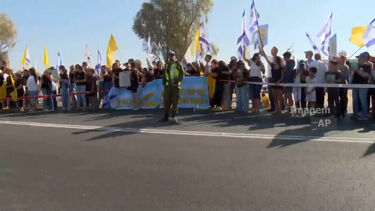 Veículos que transportam reféns libertados foram escoltados ao atravessar a fronteira para o sul de Israel